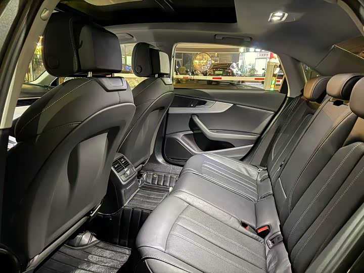 Фото 8 - Audi A4L