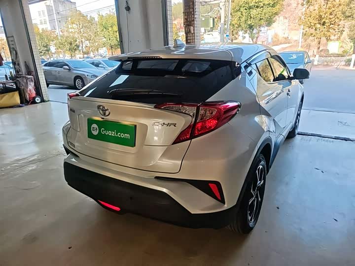 Фото 7 - Toyota C-HR