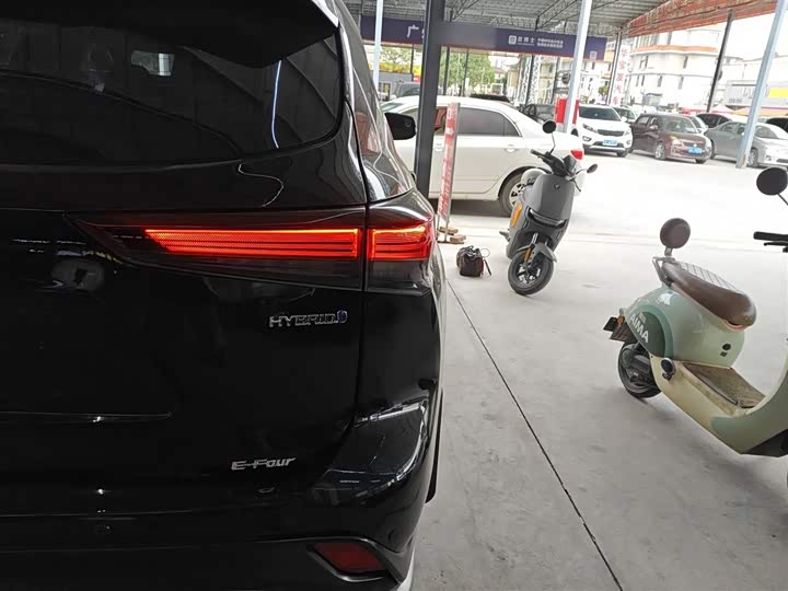 Фото 8 - Toyota Crown Kluger