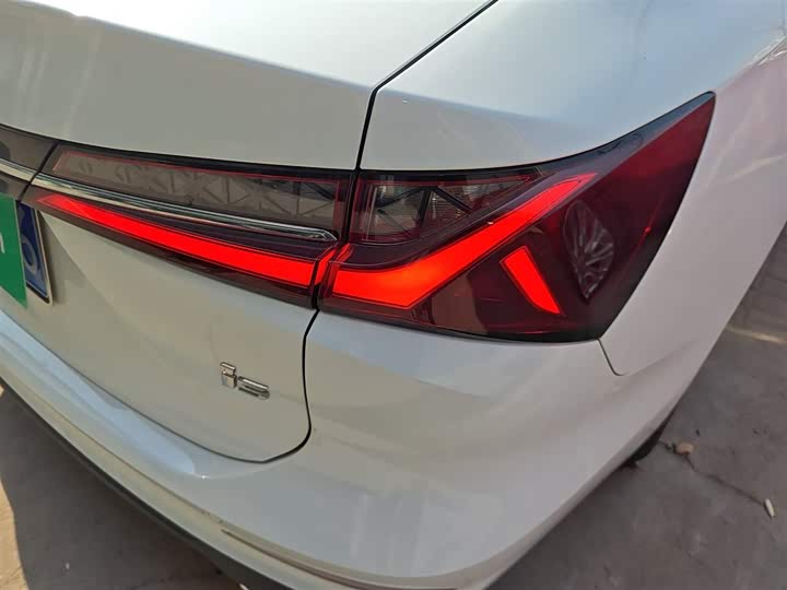 Фото 8 - Roewe i5