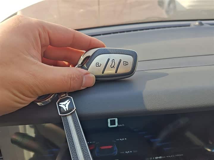 Фото 9 - Roewe i5