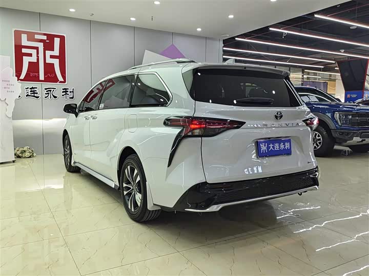 Фото 4 - Toyota Granvia