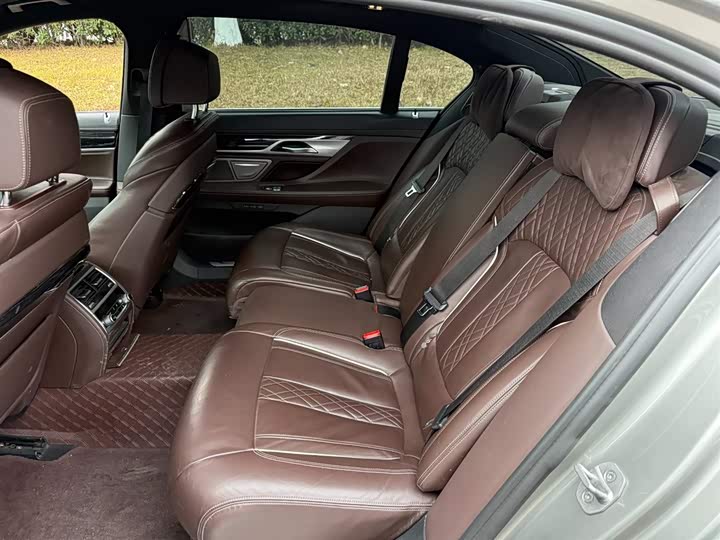 Фото 9 - BMW 7 Series