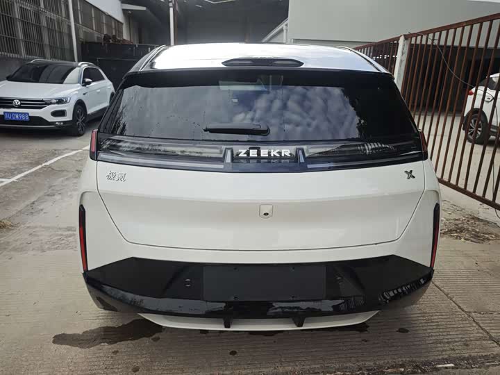Фото 2 - Zeekr X