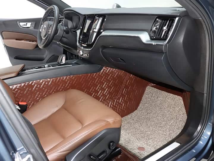 Фото 8 - Volvo XC60