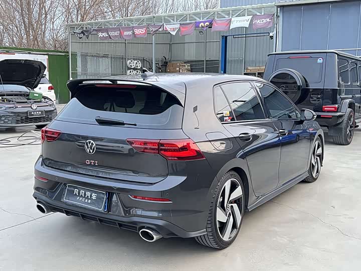 Фото 2 - Volkswagen Golf GTI