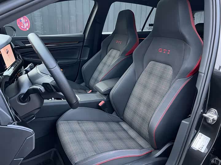 Фото 8 - Volkswagen Golf GTI