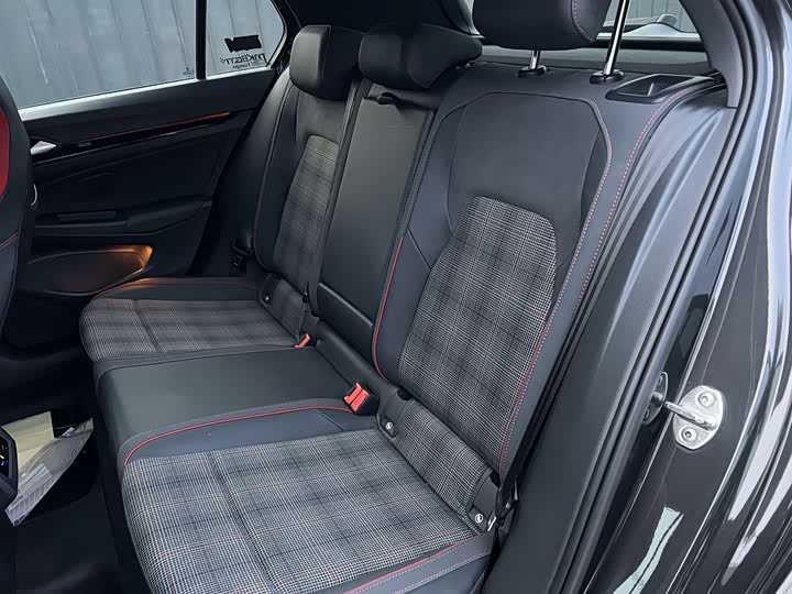 Фото 9 - Volkswagen Golf GTI