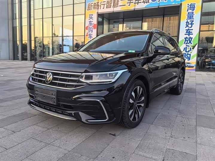 Фото 1 - Volkswagen Tiguan L Pro