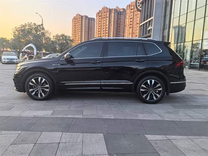 Фото 3 - Volkswagen Tiguan L Pro