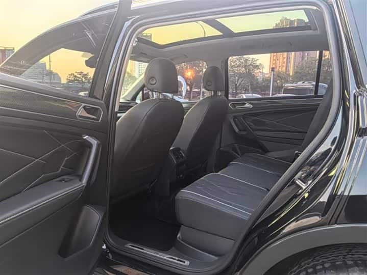 Фото 8 - Volkswagen Tiguan L Pro