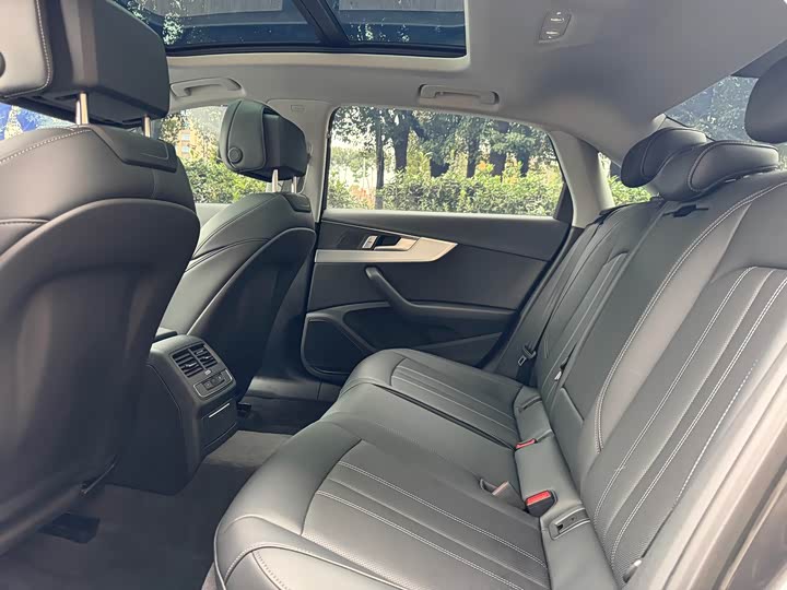 Фото 8 - Audi A4L