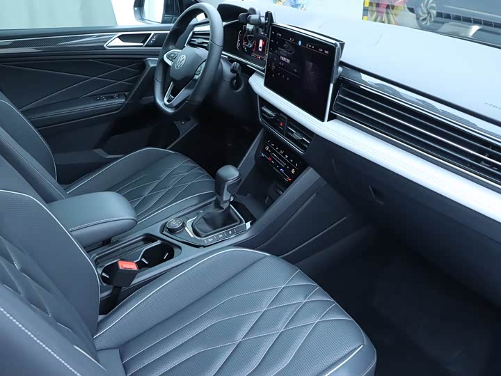 Фото 8 - Volkswagen Tiguan L Pro