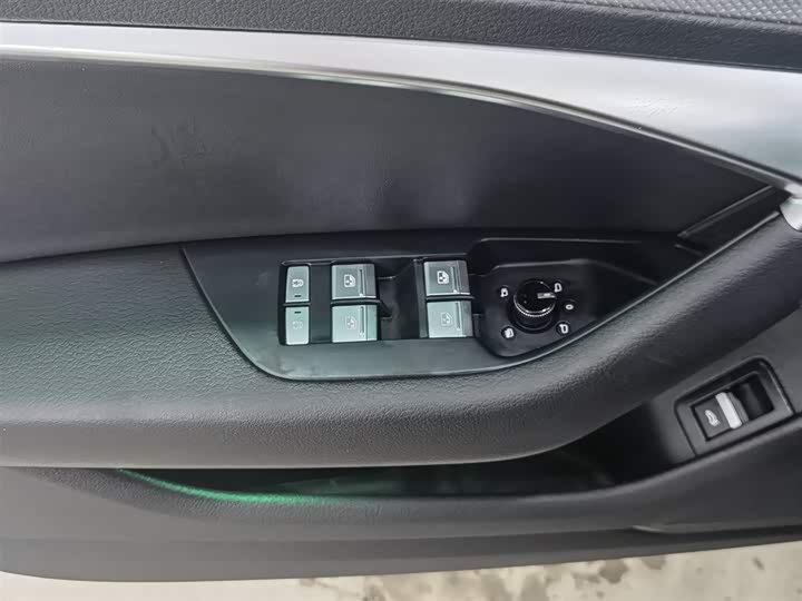 Фото 9 - Audi A6L