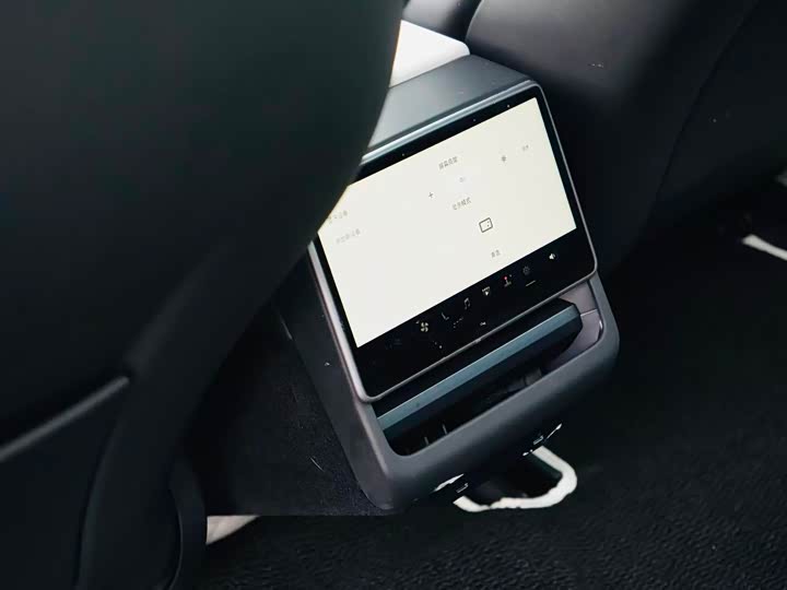 Фото 8 - Tesla Model 3