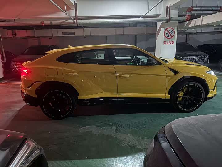 Фото 2 - Lamborghini Urus