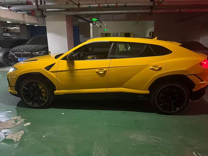 Фото 3 - Lamborghini Urus
