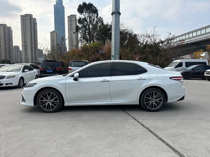 Фото 2 - Toyota Camry