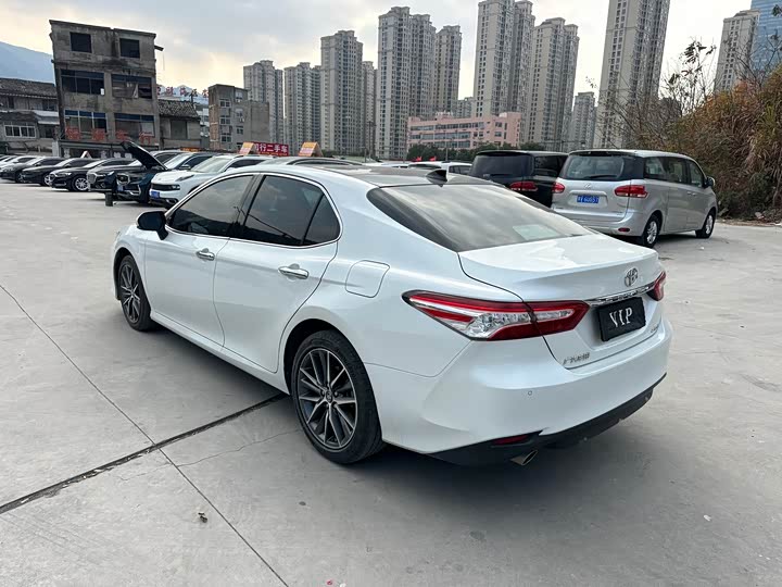 Фото 3 - Toyota Camry