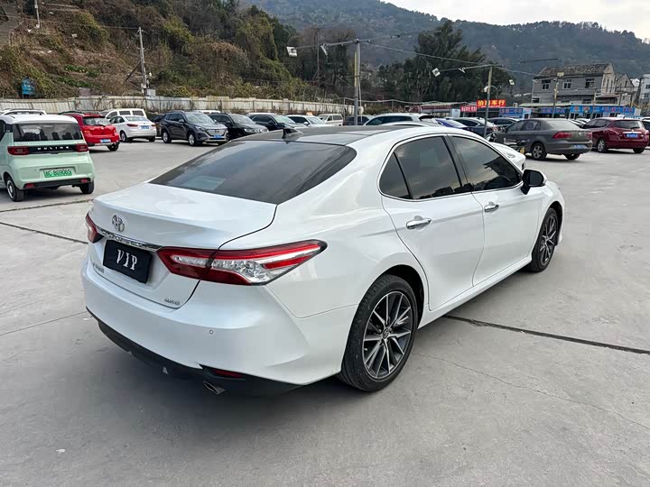 Фото 5 - Toyota Camry