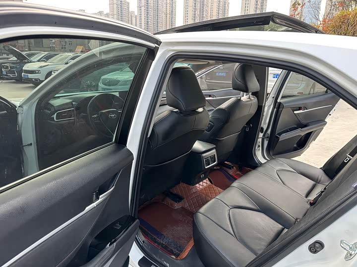 Фото 8 - Toyota Camry