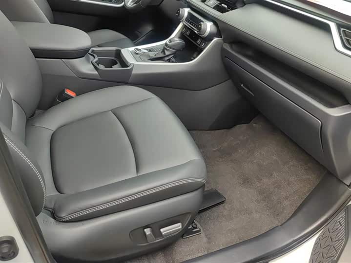 Фото 8 - Toyota RAV4