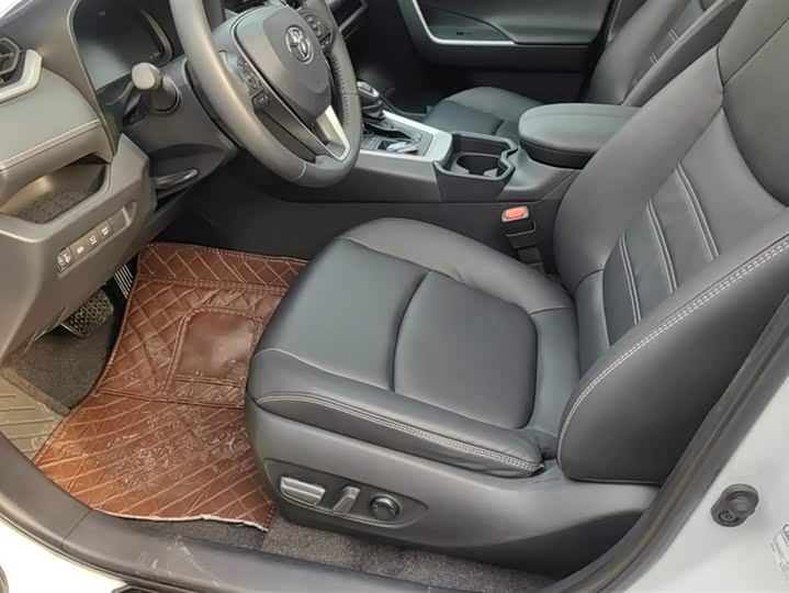 Фото 9 - Toyota RAV4