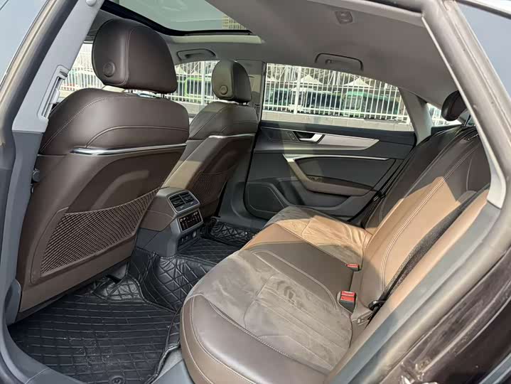 Фото 5 - Audi A7L