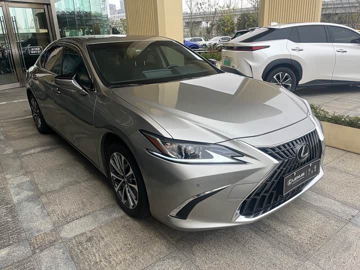 Фото 3 - Lexus ES