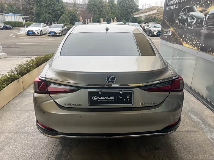 Фото 6 - Lexus ES