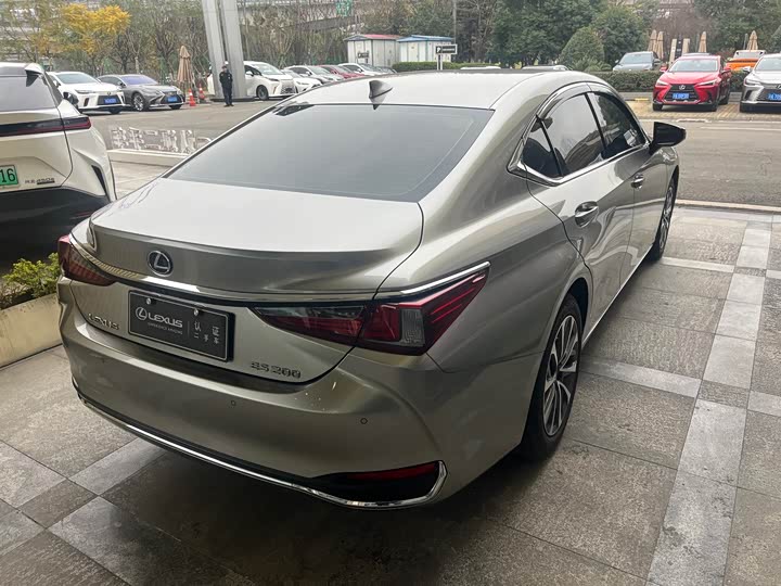 Фото 7 - Lexus ES