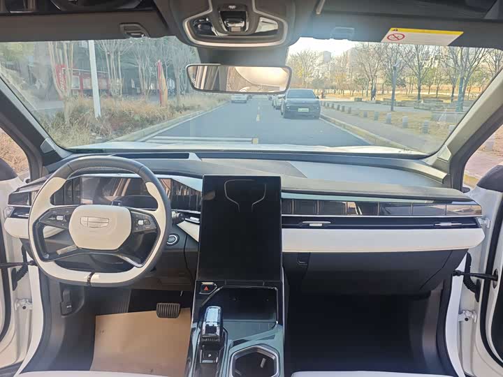 Фото 6 - Geely Atlas L