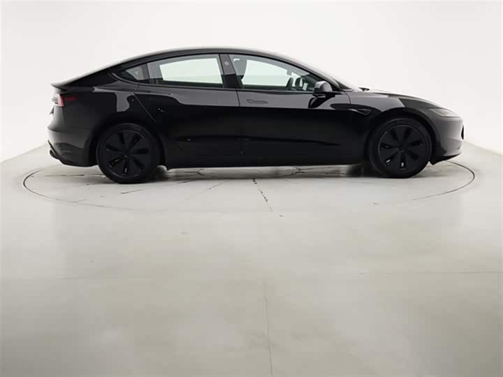 Фото 9 - Tesla Model 3
