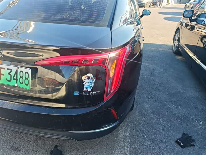 Фото 8 - Hongqi E-QM5