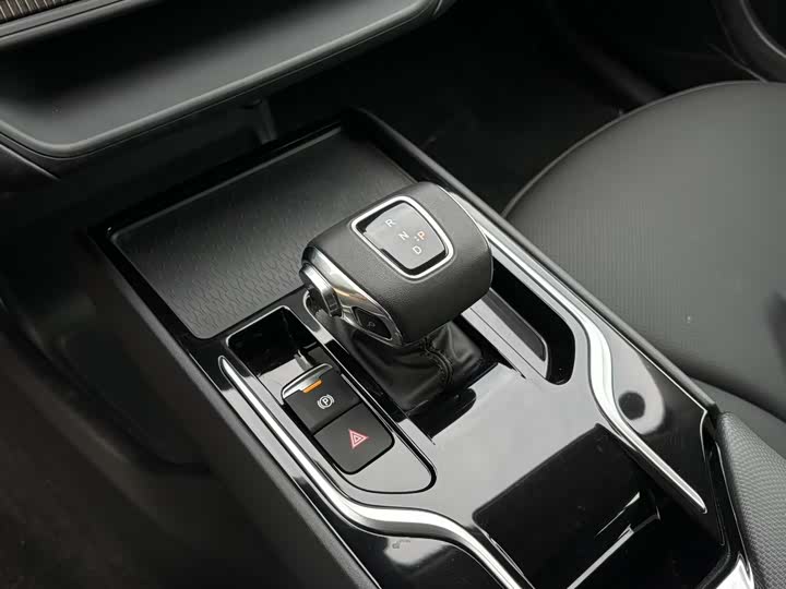 Фото 4 - Hongqi E-QM5