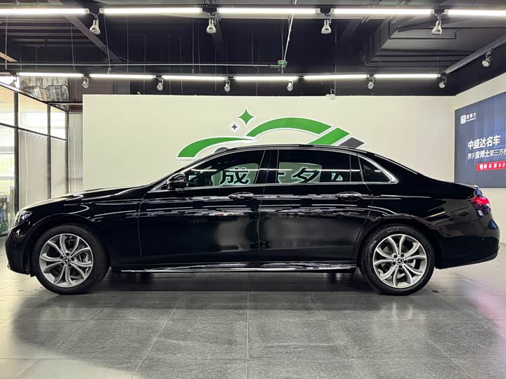 Фото 3 - Mercedes-Benz E-Class