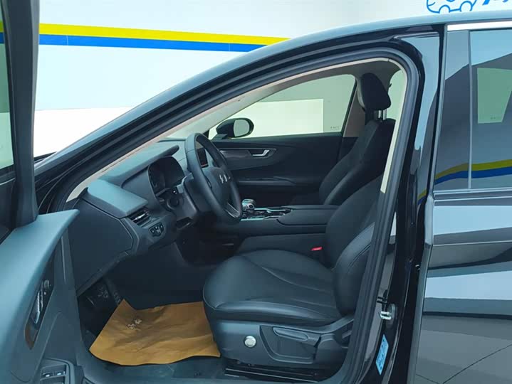 Фото 9 - Hongqi E-QM5