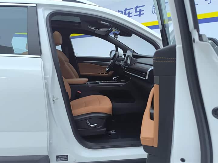 Фото 8 - Geely Okavango L