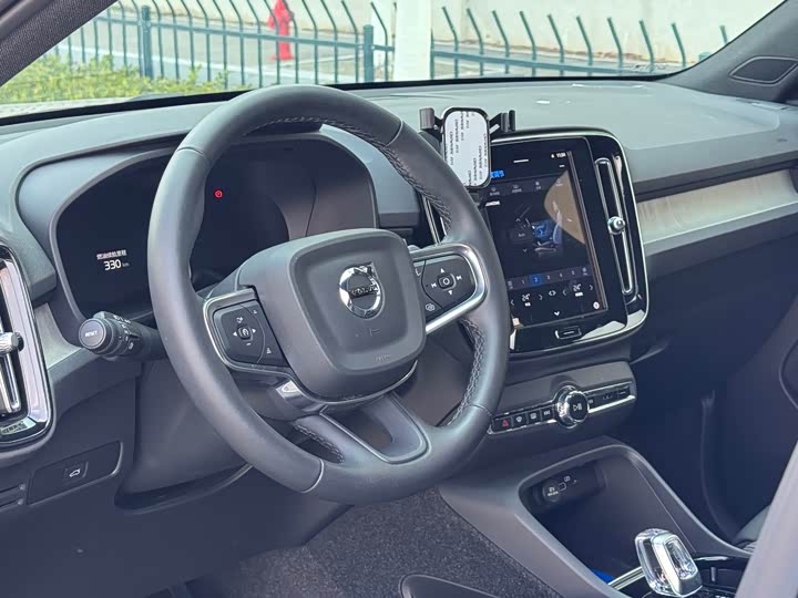 Фото 4 - Volvo XC40