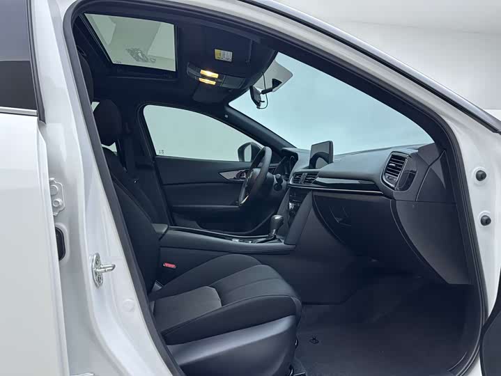 Фото 8 - Mazda CX-4