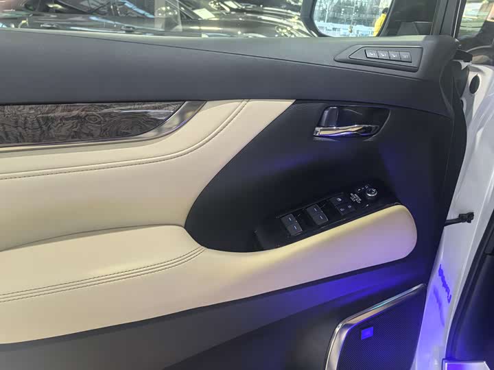 Фото 4 - Toyota Alphard