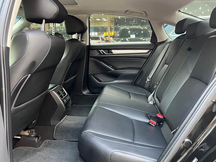 Фото 8 - Honda Accord