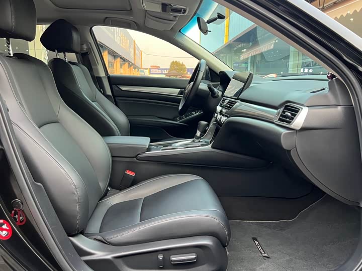 Фото 9 - Honda Accord