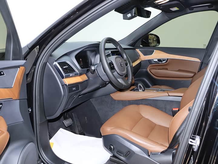 Фото 8 - Volvo XC90