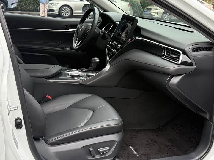 Фото 7 - Toyota Camry