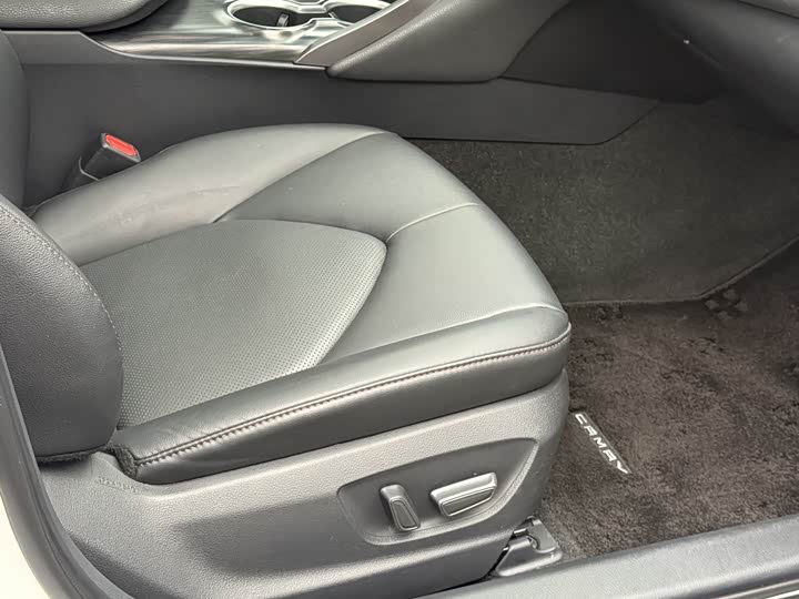 Фото 8 - Toyota Camry