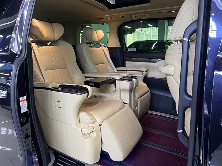 Фото 9 - Toyota Alphard