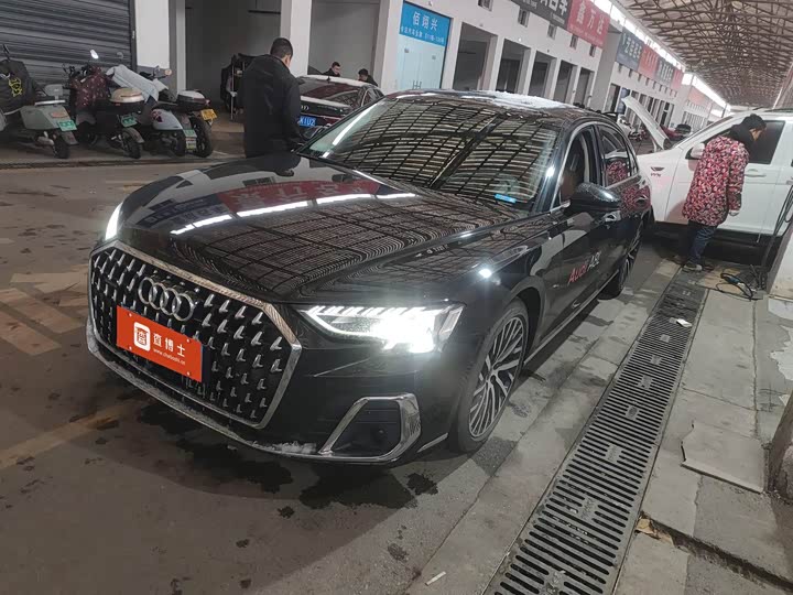 Фото 1 - Audi A8