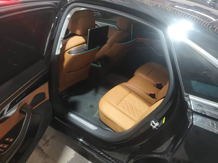 Фото 6 - Audi A8