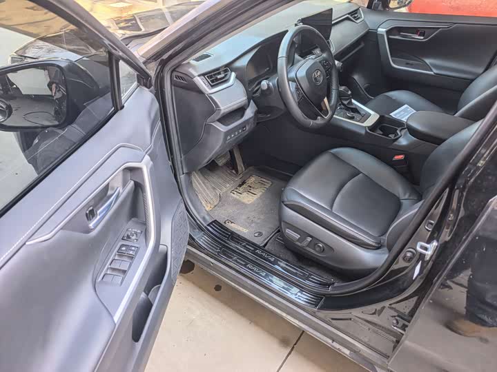 Фото 4 - Toyota RAV4